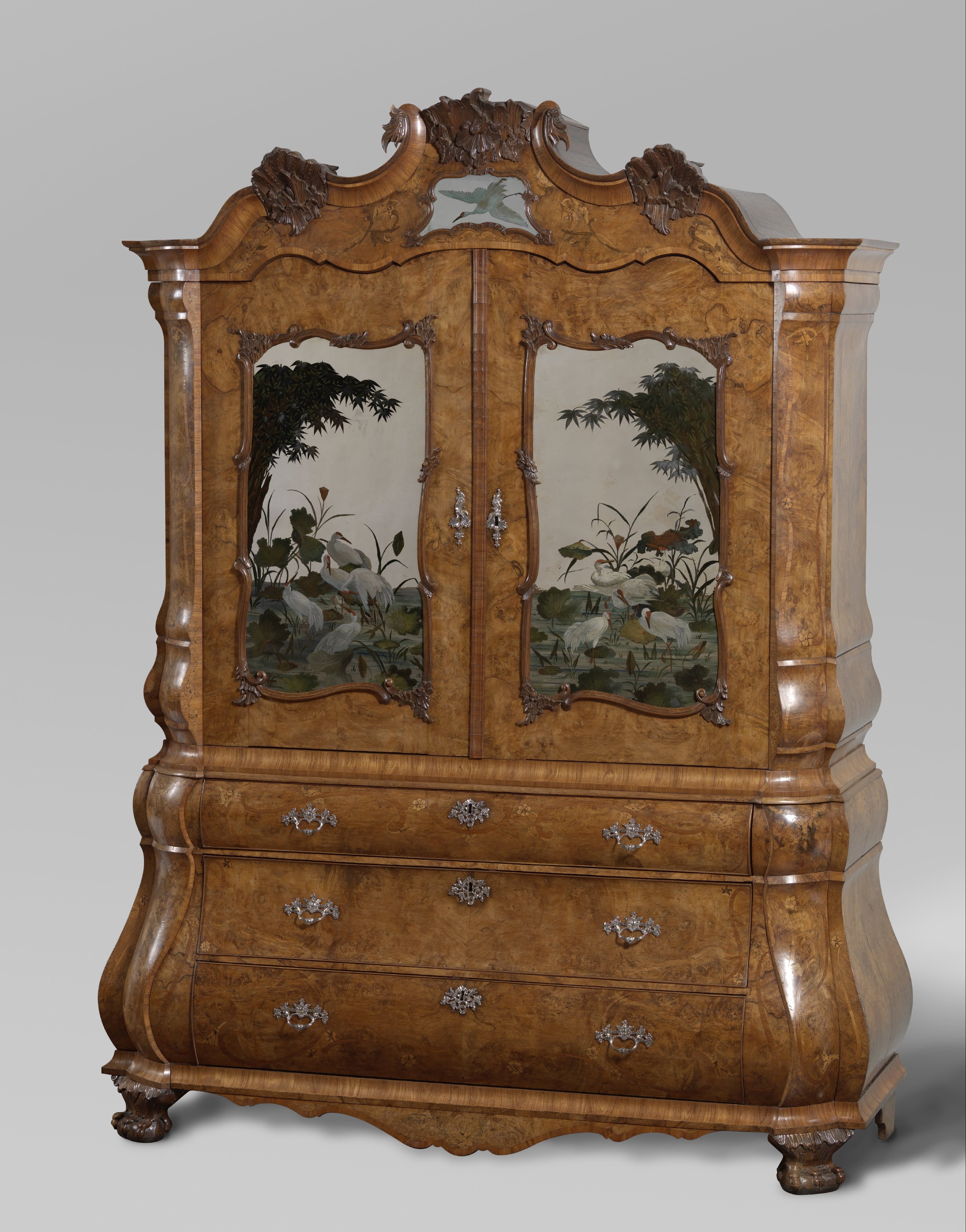 Mirrored cabinet