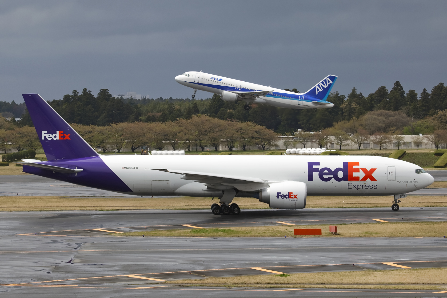 FedEx — Hidden Arrow