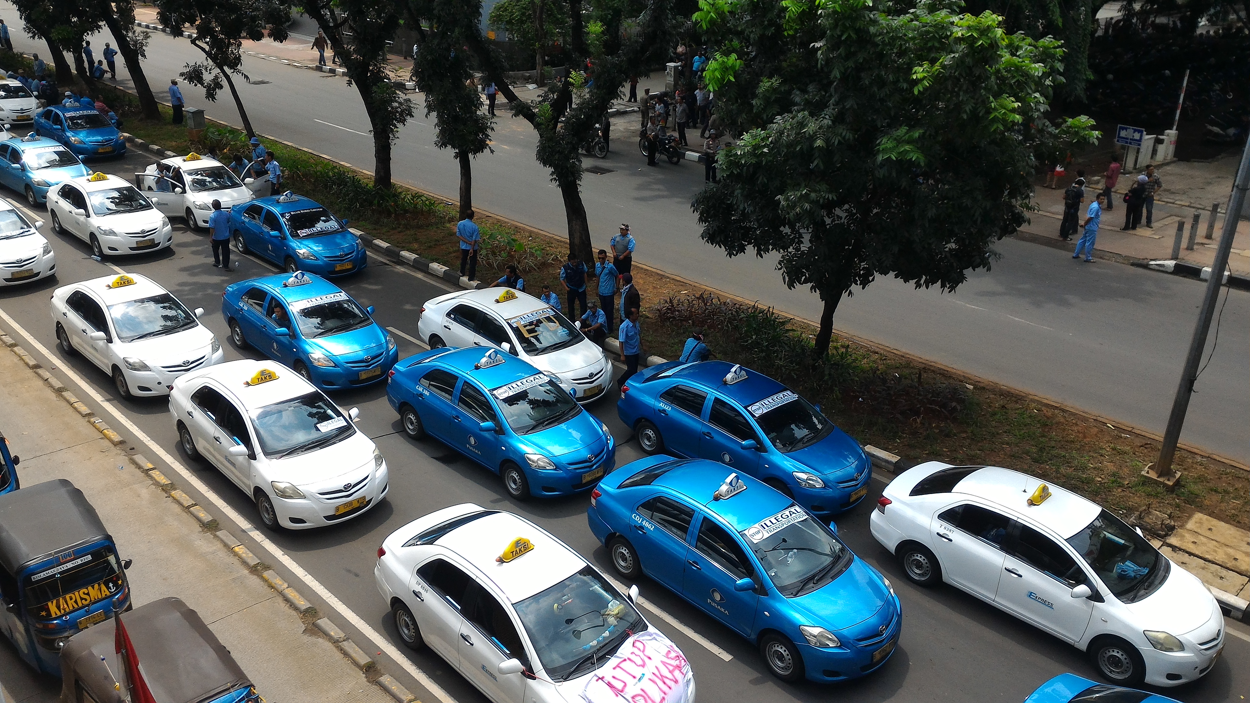 Demonstration in Jakarta to protest online based transportation (3)